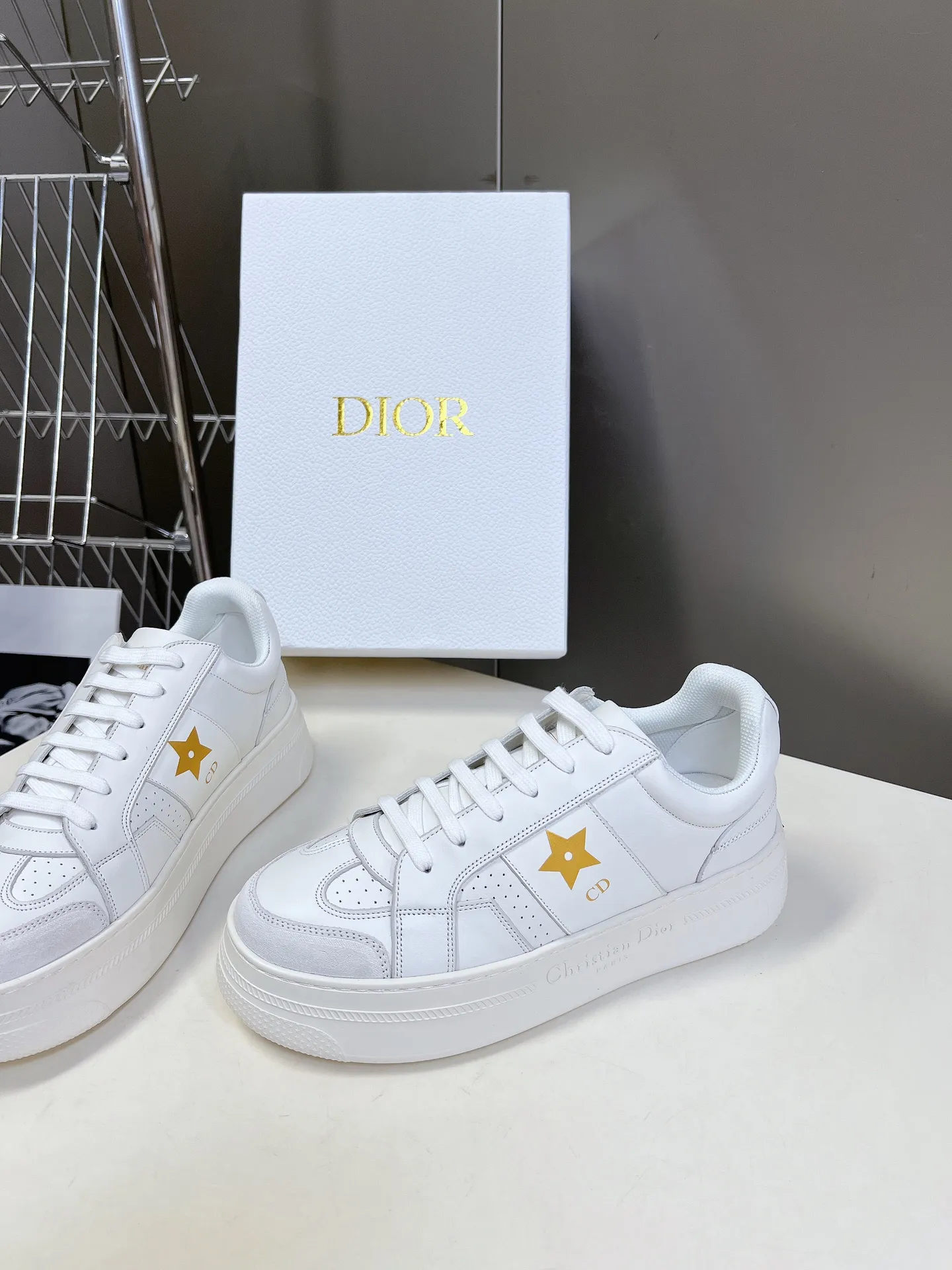 👟👟Ex-factory price 640👟👟 Dior's new platform shoes thick-soled casual shoes. Purchased and developed from Taikoo Hui RMB 16,400. These Dior Star sneakers continue the timeless silhouette and are carefully made of cow leather, so they are particularly comfortable on the feet. They are decorated with tonal suede panels and metal stars to decorate the lace eyelets to enhance the style. The lightweight style is matched with the "Christian Dior" logo thin sole, suitable for all seasons, and can be matched with all kinds of casual looks to add a finishing touch. Classic and super durable. The upper is stitched with cowhide. The original IP outsole height is 4CM. Size: 35-41. A full set of counter synchronized gift boxes 💝 packaging